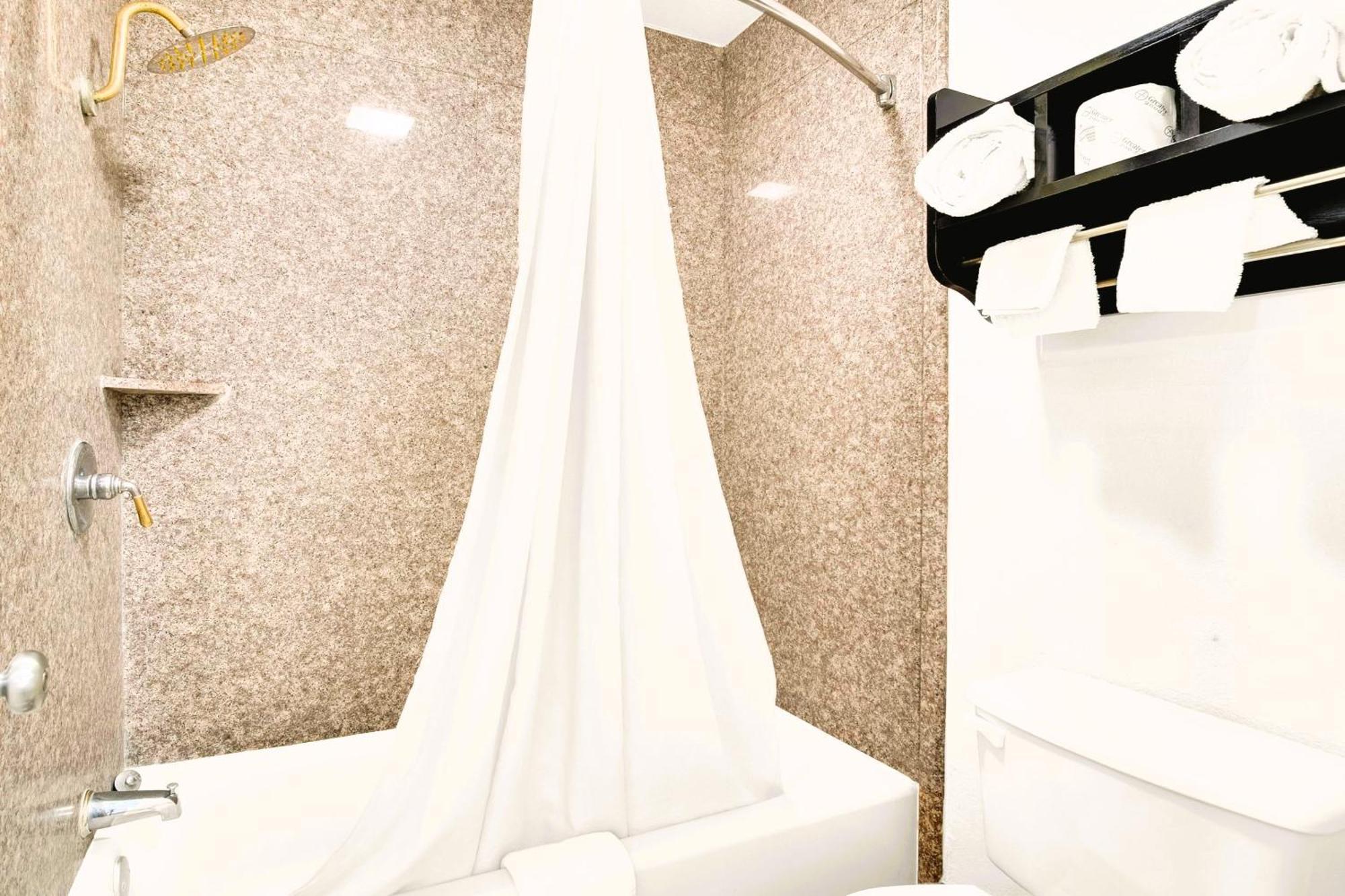 Three Rivers Executive Inn & Suites By Oyo Экстерьер фото