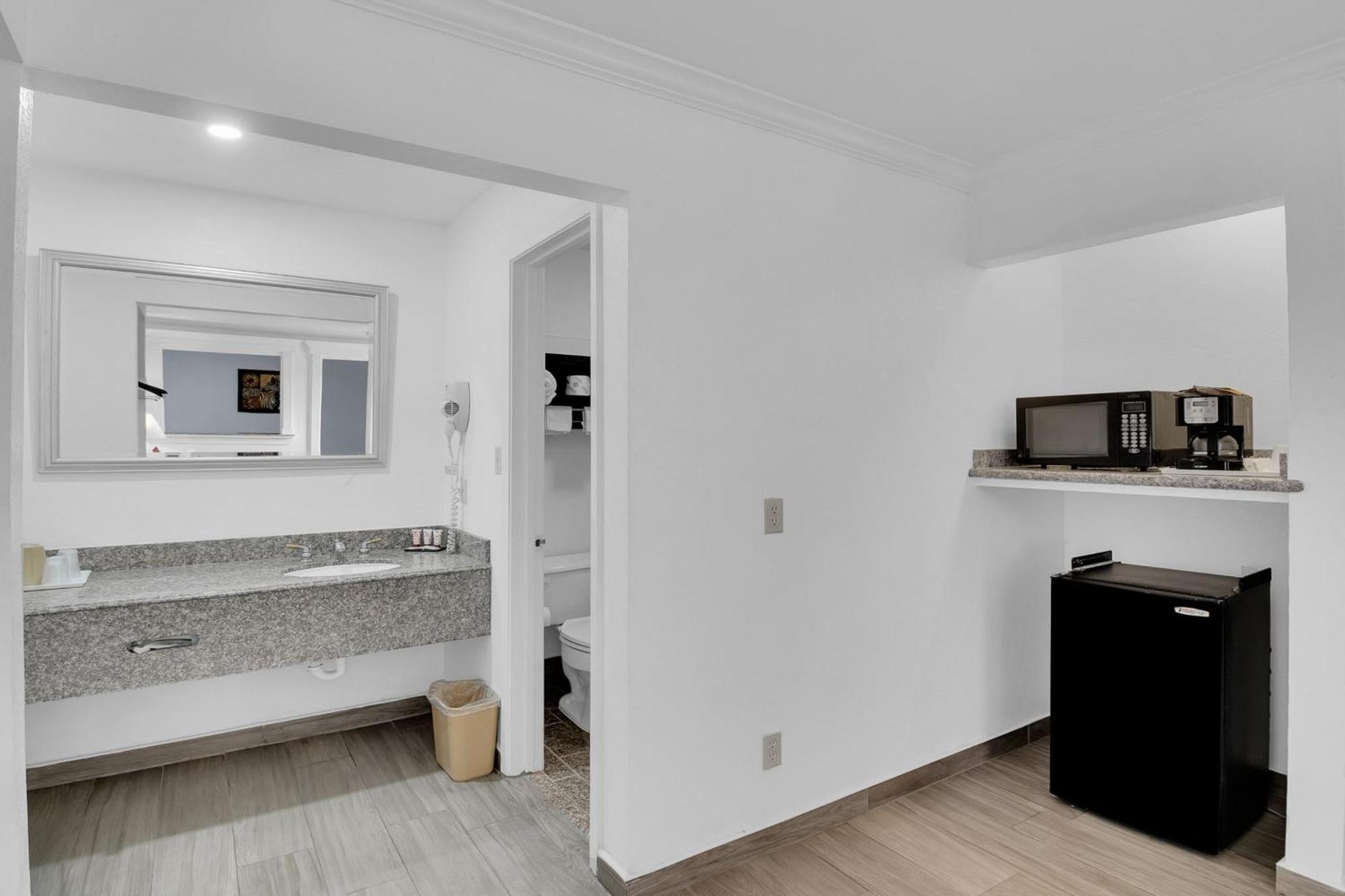 Three Rivers Executive Inn & Suites By Oyo Экстерьер фото