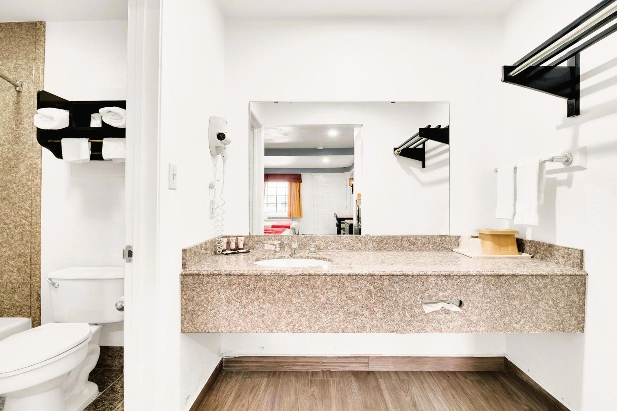 Three Rivers Executive Inn & Suites By Oyo Экстерьер фото